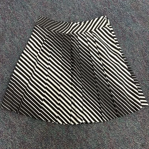 The Limited Black White Striped Pleated Skirt Size Small A-Line Lined - Picture 2 of 7